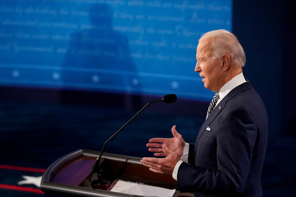 U.S. President Donald Trump and Democratic presidential nominee Joe Biden participate in their first 2020 presidential campaign debate held on the campus of the Cleveland Clinic at Case Western Reserve University in Cleveland, Ohio, U.S., September 29, 2020. REUTERS/Brian Snyder [[[REUTERS VOCENTO]]] USA-ELECTION/DEBATE
