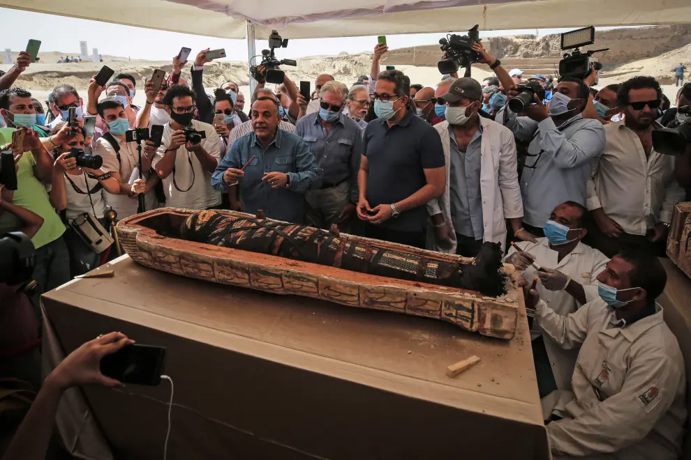 Presentación de los 59 sarcófagos descubiertos en Saqqara, Egipto.