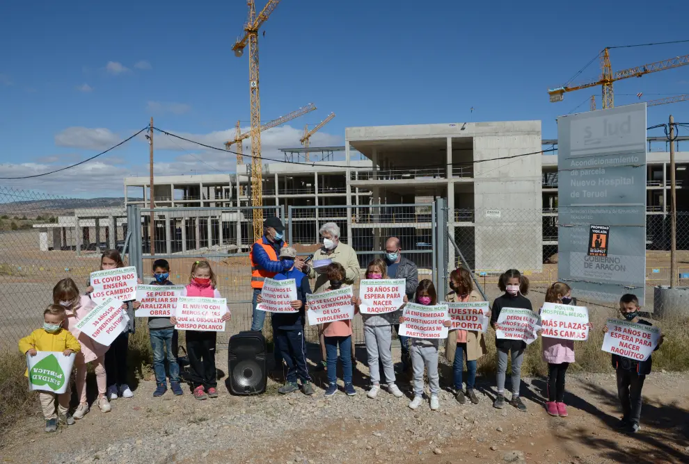 Una cadena humana ha recorrido Teruel para exigir mejoras en el proyecto del nuevo hospital
