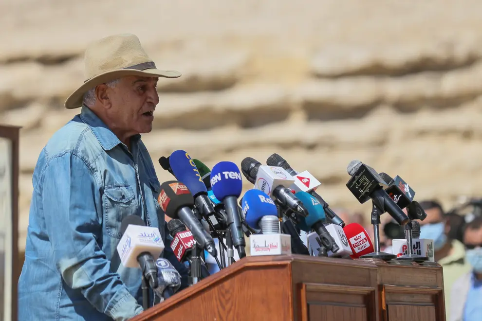 03 October 2020, Egypt, Giza: Egyptian archaeologist Zahi Hawass, speaks to the media during a press conference at Saqqara burial ground. Egyptian archaeologists found three shafts containing 59 sealed sarcophagi at the Saqqara necropolis near the famed pyramid of King Djoser. Photo: Fadel Dawood/dpa03/10/2020 ONLY FOR USE IN SPAIN [[[EP]]] 03 October 2020, Egypt, Giza: Egyptian archaeologist Zahi Hawass, speaks to the media during a press conference at Saqqara burial ground. Egyptian archaeologists found three shafts containing 59 sealed sarcophagi at the Saqqara necropolis near the famed p