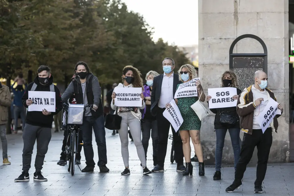 Protesta de los hosteleros en la plaza de España y frente a la delegación del Gobierno.