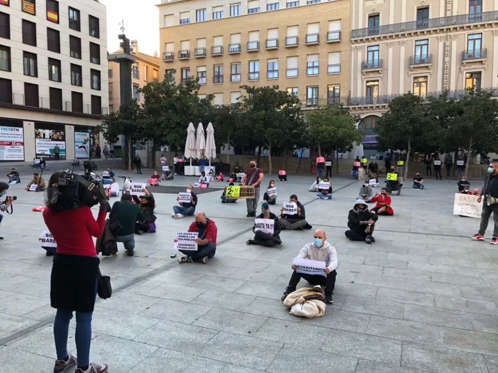 Protesta de los hosteleros en la plaza de España y frente a la delegación del Gobierno.