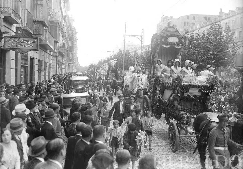 1931. Cabalgata de carrozas en el paseo de la Independencia.