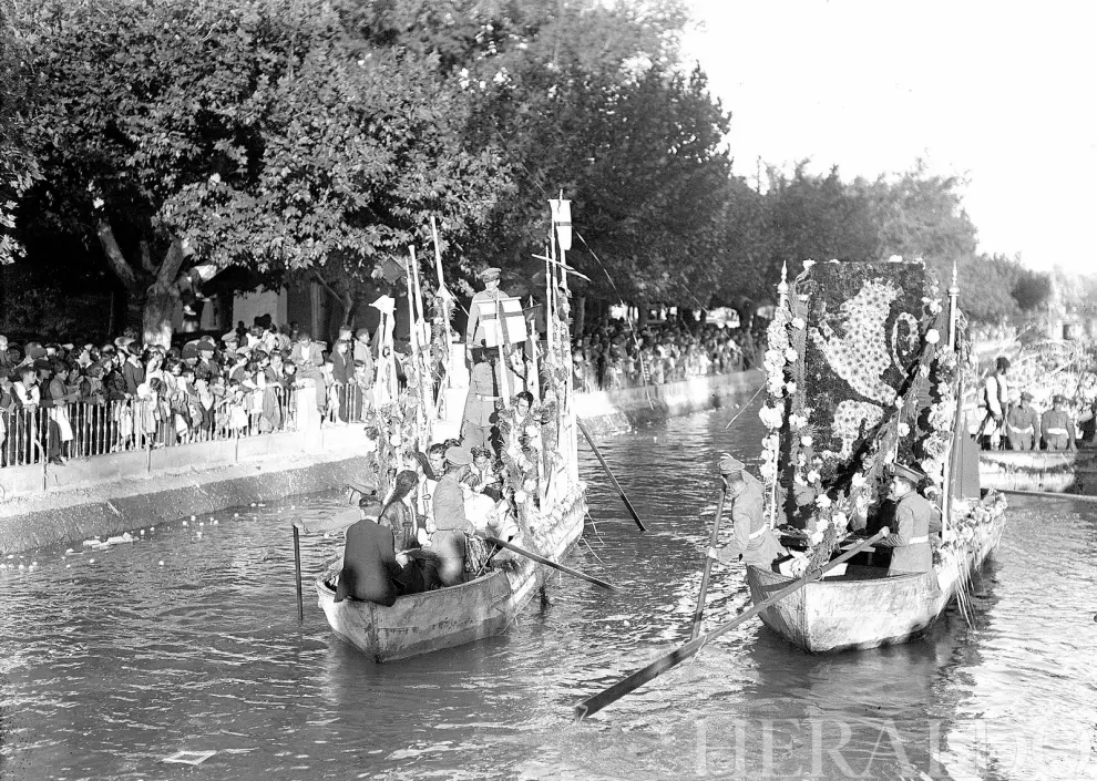 1934.Bajada de barcas engalanadas por el Canal Imperial de Aragón.