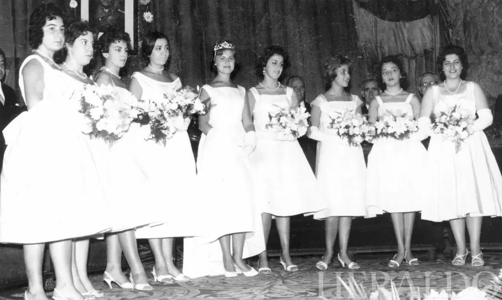 1958. Señoritas en una gala.