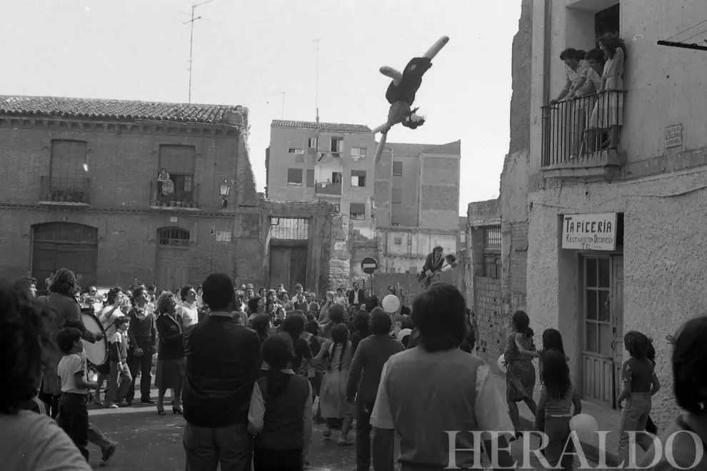 1981.Yincana para encontrar al muñeco de Agustina de Aragón en el barrio de la Magdalena.