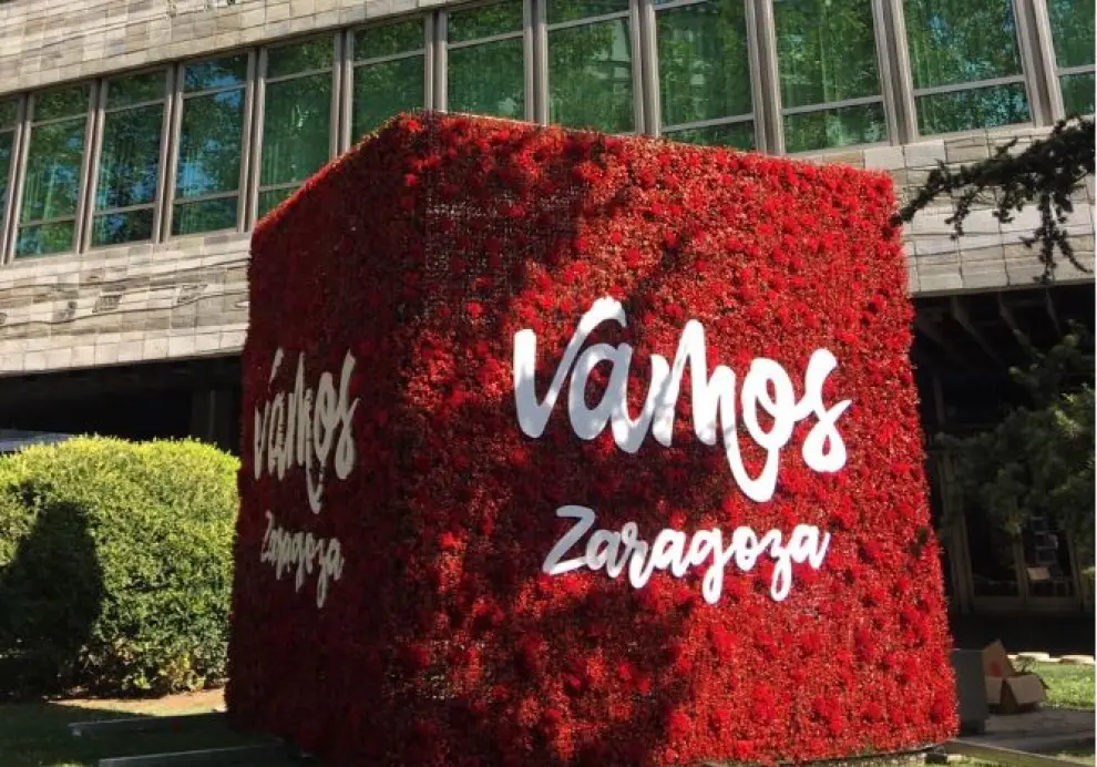 Adorno floral en los jardines del edificio central de Ibercaja en Zaragoza.