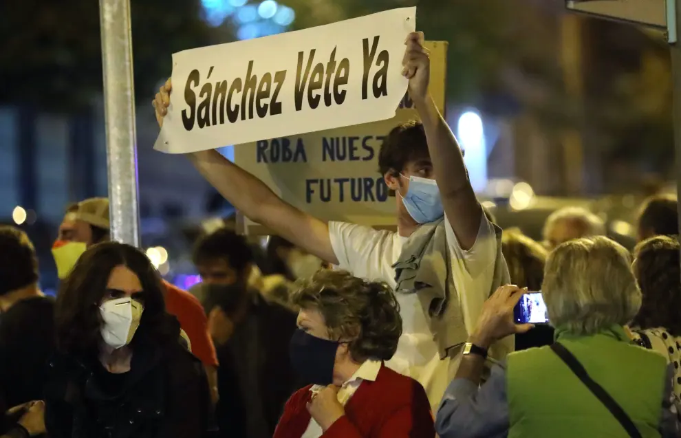 Concentración ante la sede del PSOE en la calle de Ferraz de Madrid contra el estado de alarma.