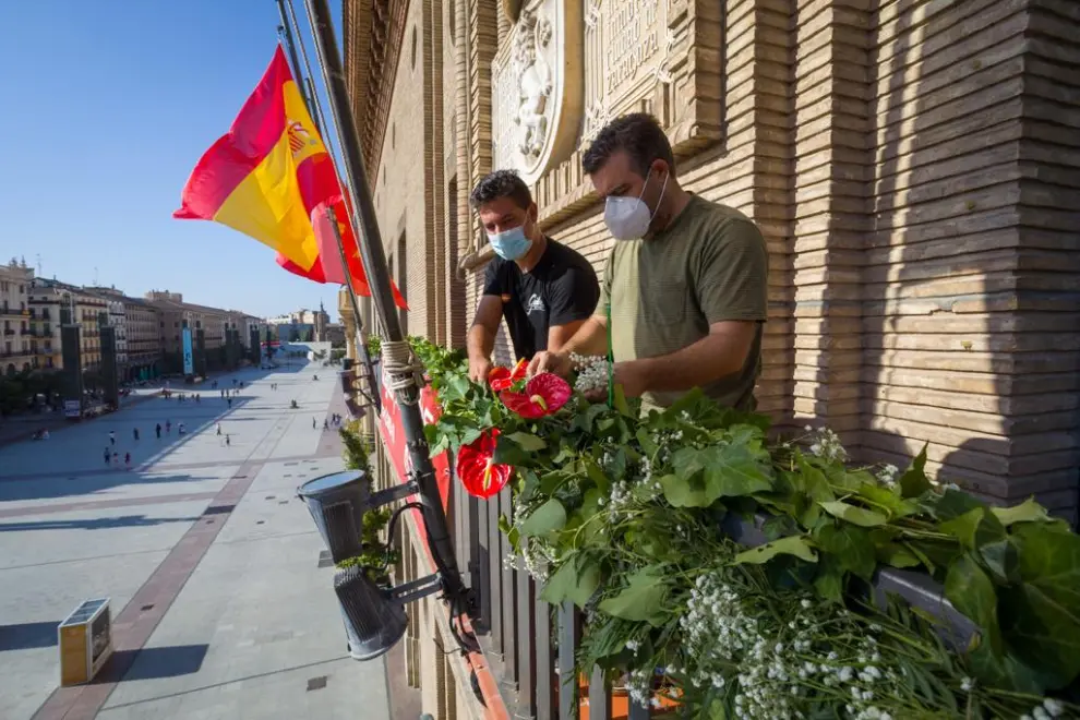 El Ayuntamiento de Zaragoza engalana sus balcones con flores en las "no fiestas del Pilar".