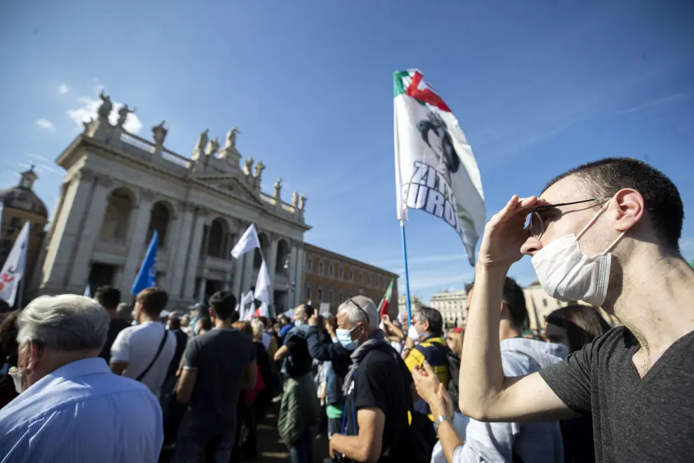 Roma (Italy), 10/10/2020.- People attend a 'No Mask' protest rally 'Marcia della Liberazione' in Rome, Italy, 10 October 2020. The sit-in protest action is held against mandatory usage of face masks in public and in general against the government's management of the coronavirus Covid19 pandemic. (Protestas, Italia, Estados Unidos, Roma) EFE/EPA/MASSIMO PERCOSSI Protest against coronavirus measures in Italy