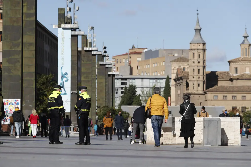 Ambiente en la plaza del Pilar la víspera del día grande en Zaragoza
