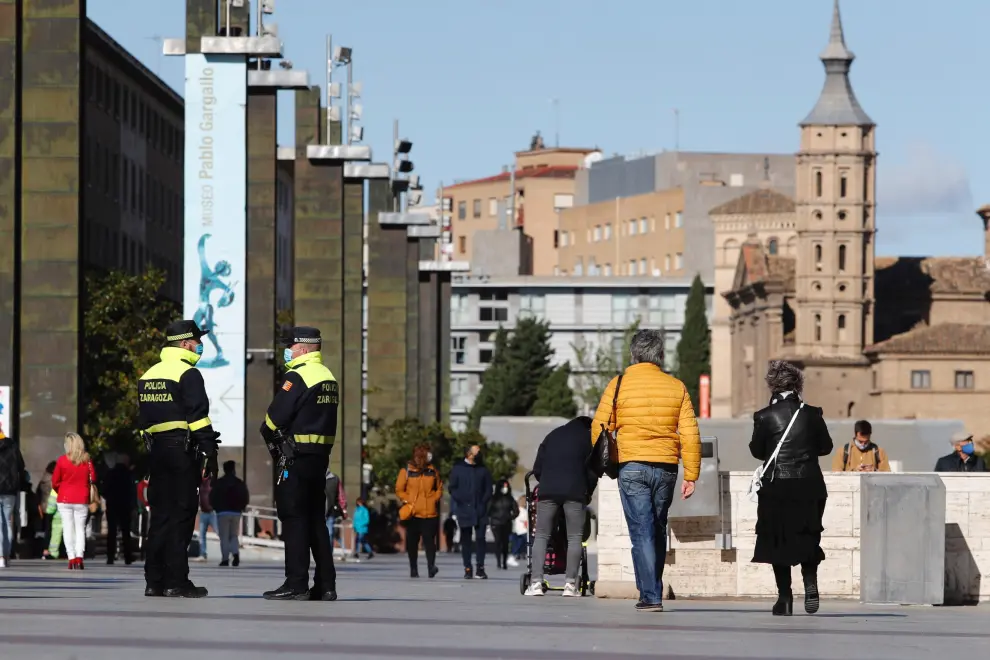 Ambiente en la plaza del Pilar la víspera del día grande en Zaragoza