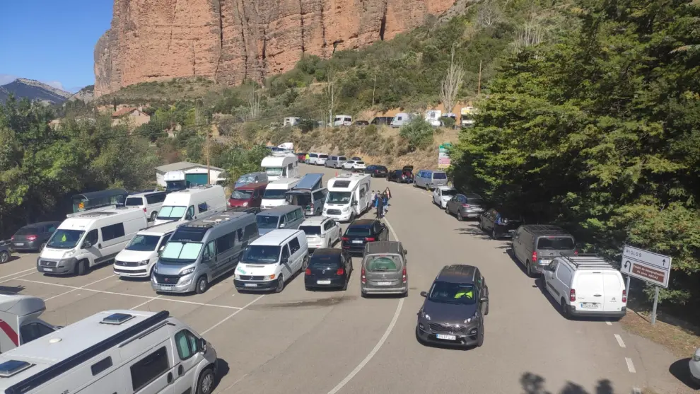 Masiva afluencia de turistas y vehículos a Riglos.