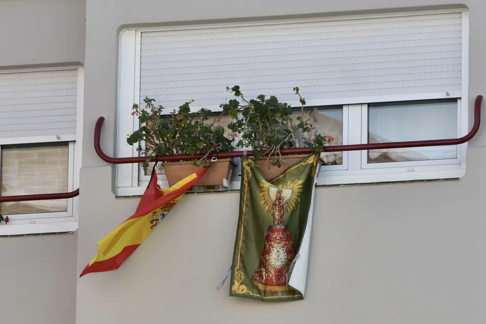 Balcones engalanados en el Día del Pilar