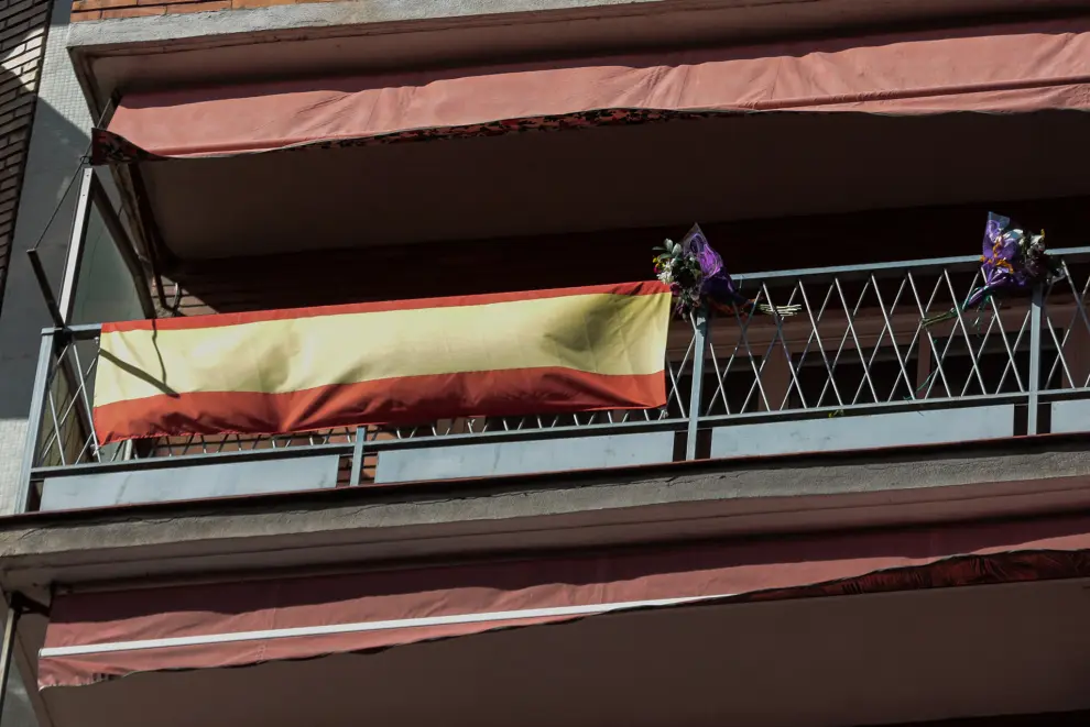 Balcones engalanados en el Día del Pilar