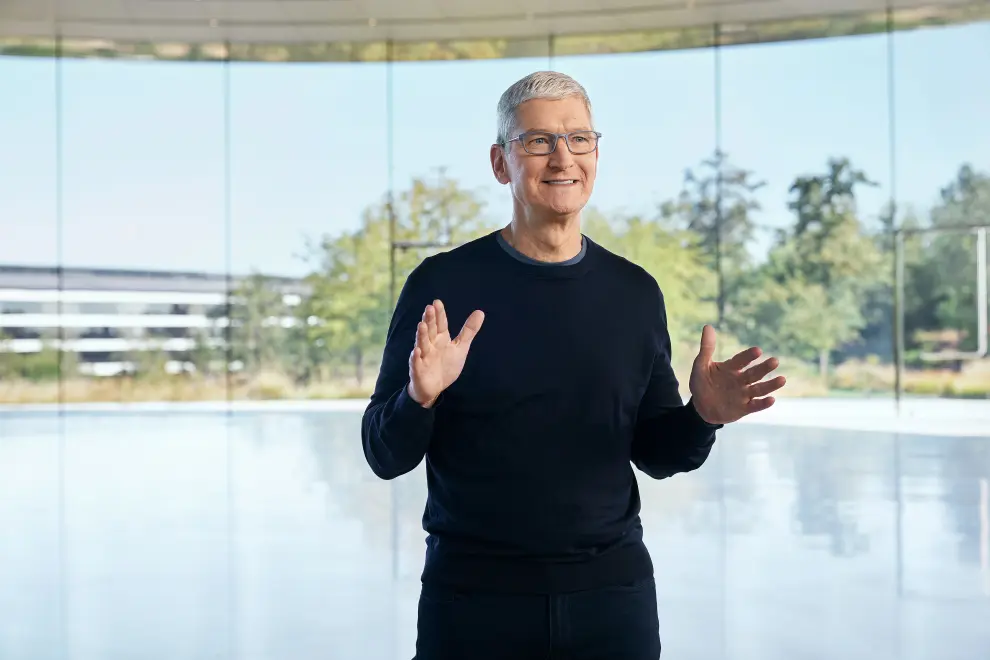 Apple CEO Tim Cook poses with the all-new iPhone 12 Pro at Apple Park in Cupertino, California, U.S. in a photo released October 13, 2020.  Brooks Kraft/Apple Inc./Handout via REUTERS NO RESALES. NO ARCHIVES. THIS IMAGE HAS BEEN SUPPLIED BY A THIRD PARTY. [[[REUTERS VOCENTO]]] APPLE-IPHONE/