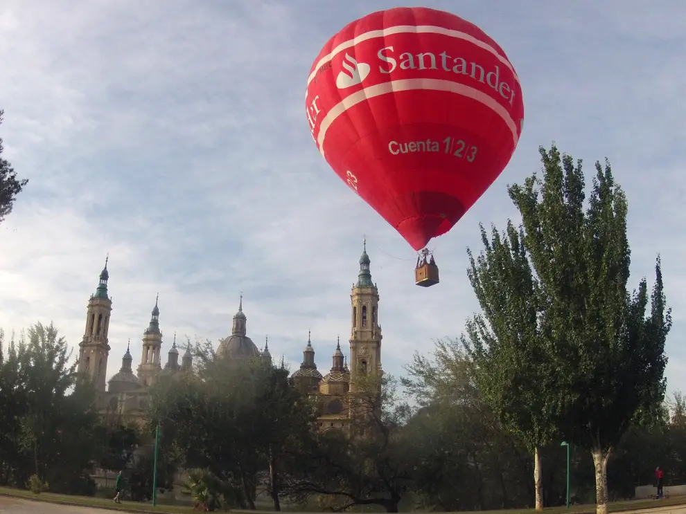 Un globo de Globos.es vuela sobre Zaragoza en 2015.