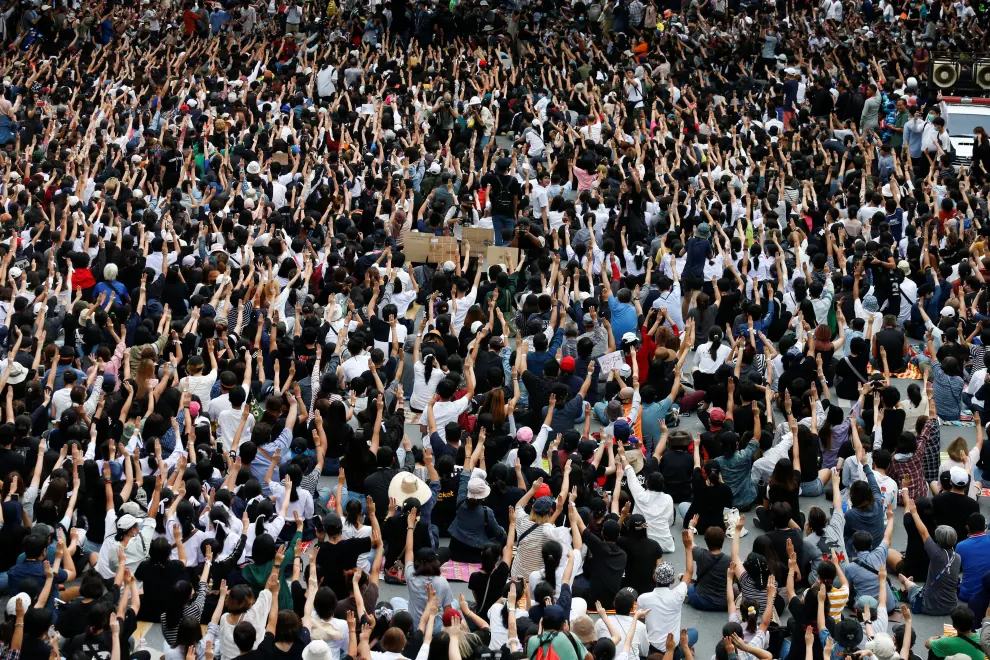 People show the three-finger salute during anti-government protests in Bangkok, Thailand October 15, 2020. REUTERS/Soe Zeya Tun [[[REUTERS VOCENTO]]] THAILAND-PROTESTS/