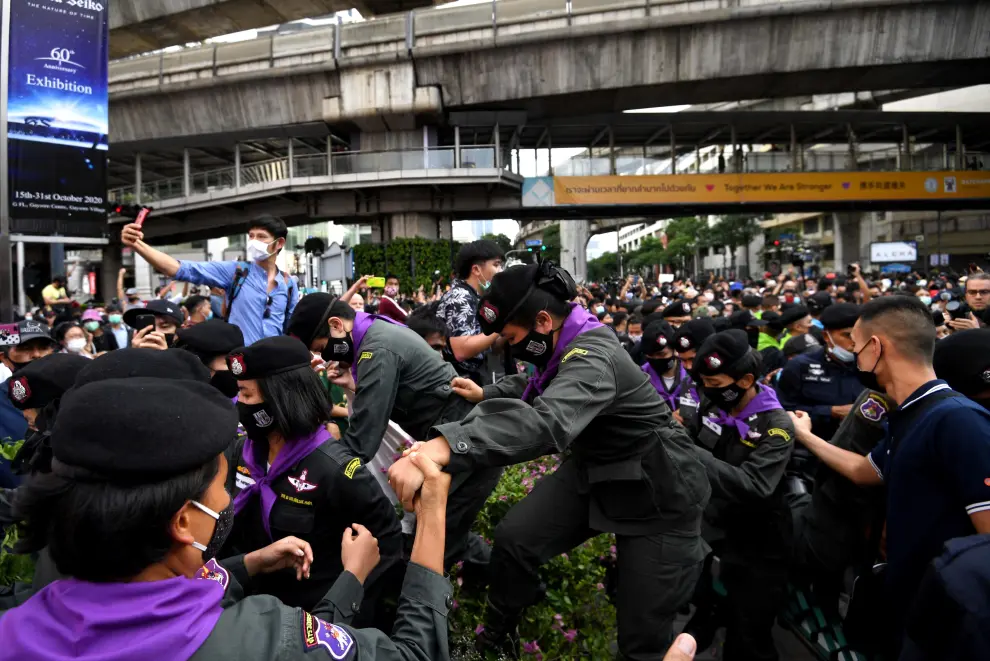 Police officers are pictured as pro-democracy protesters gather demanding the government to resign and to release detained leaders in Bangkok, Thailand October 15, 2020. REUTERS/Chalinee Thirasupa [[[REUTERS VOCENTO]]] THAILAND-PROTESTS/
