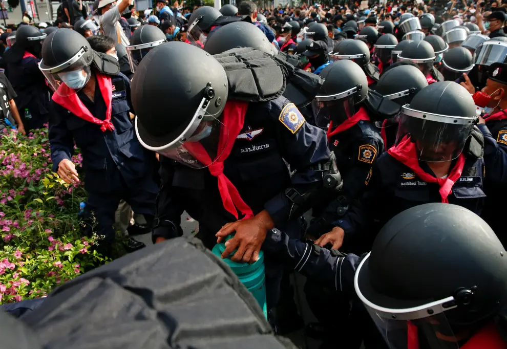 Police officers are pictured as pro-democracy protesters gather demanding the government to resign and to release detained leaders in Bangkok, Thailand October 15, 2020. REUTERS/Chalinee Thirasupa [[[REUTERS VOCENTO]]] THAILAND-PROTESTS/
