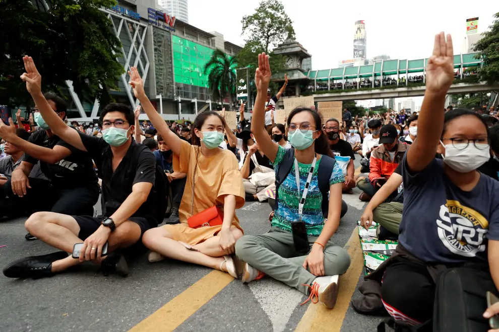 Pro-democracy protesters show the three-finger salute as they gather demanding the government to resign and to release detained leaders in Bangkok, Thailand October 15, 2020. REUTERS/Jorge Silva [[[REUTERS VOCENTO]]] THAILAND-PROTESTS/