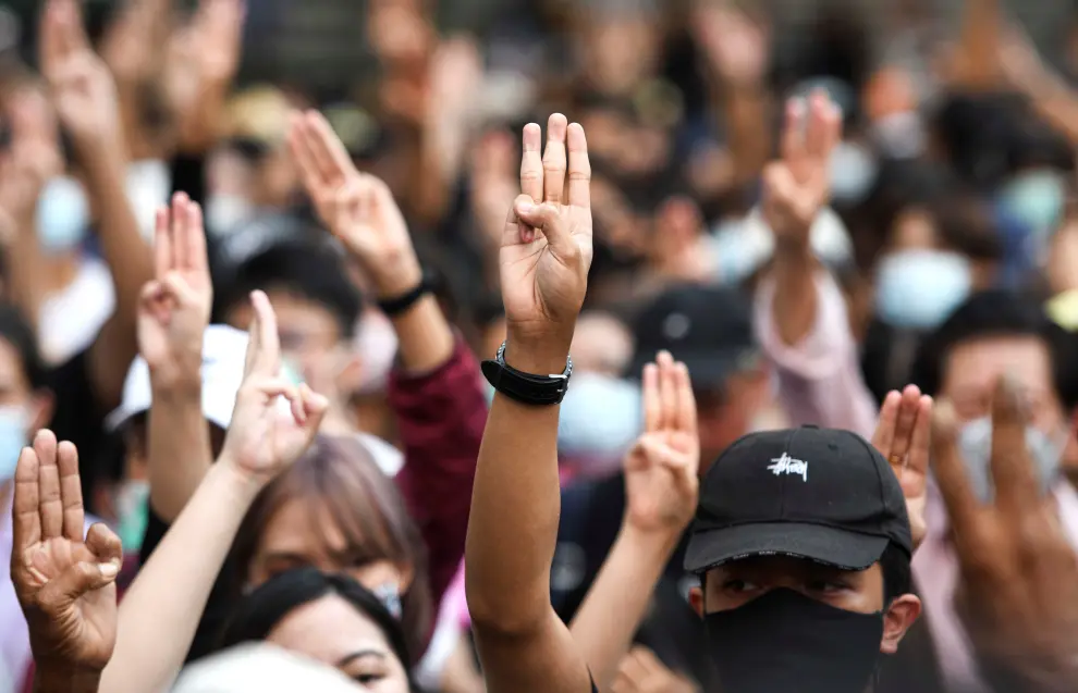 Pro-democracy protesters show the three-finger salute as they gather demanding the government to resign and to release detained leaders in Bangkok, Thailand October 15, 2020. REUTERS/Chalinee Thirasupa [[[REUTERS VOCENTO]]] THAILAND-PROTESTS/