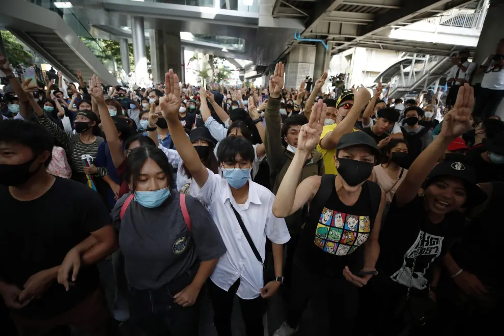 Pro-democracy protesters hold hands as they gather demanding the government to resign and to release detained leaders in Bangkok, Thailand October 15, 2020. REUTERS/Chalinee Thirasupa [[[REUTERS VOCENTO]]] THAILAND-PROTESTS/