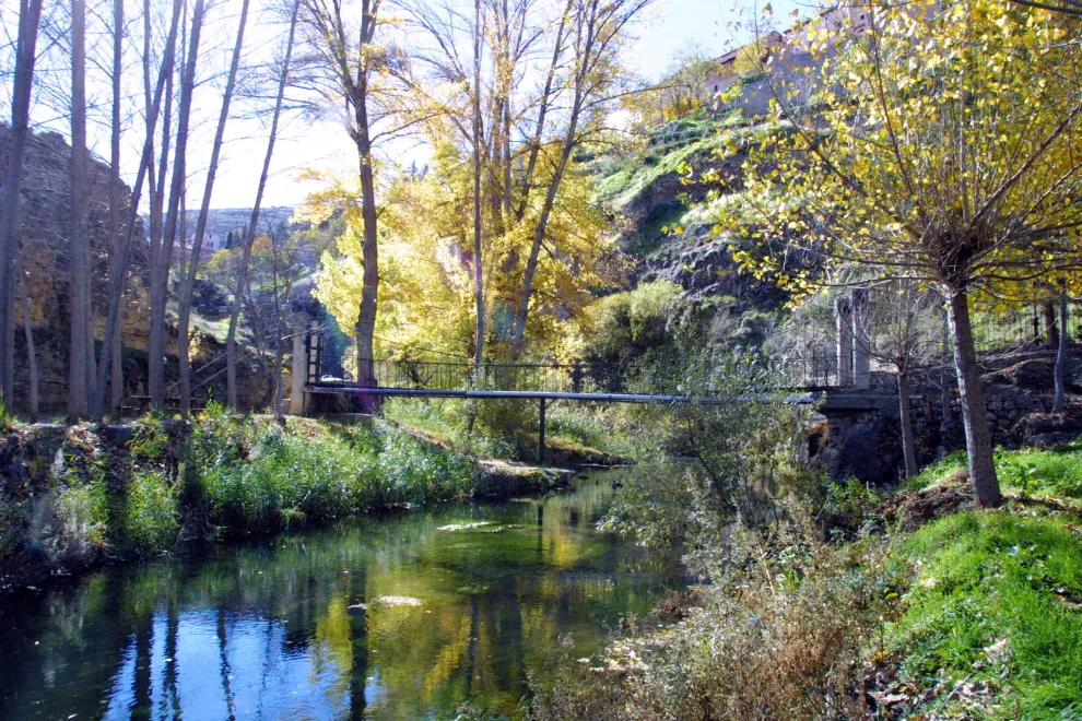 Camino natural del río Guadalaviar, a su paso por Albarracín.