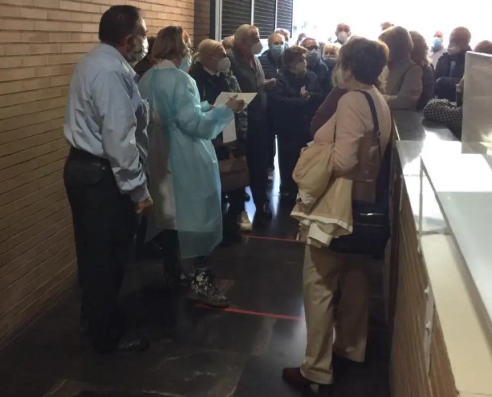 Numerosas personas esperan que les nombren para vacunarse de la gripe en el centro de Salud de Sagasta de Zaragoza