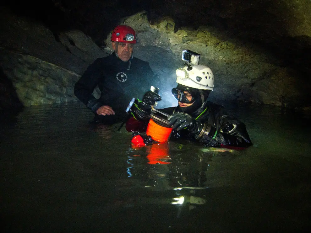 Preparando la inmersión en el sifón número 3 de la cueva de Garcés.
