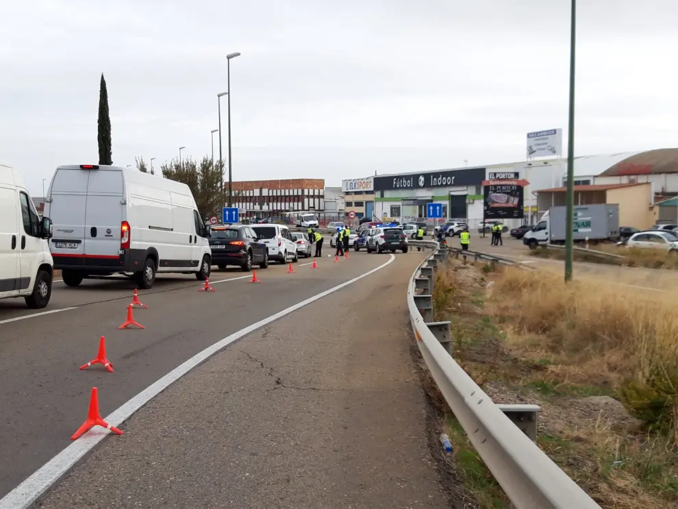 Controles de la Guardia Civil a la entrada y salida de Zaragoza.
