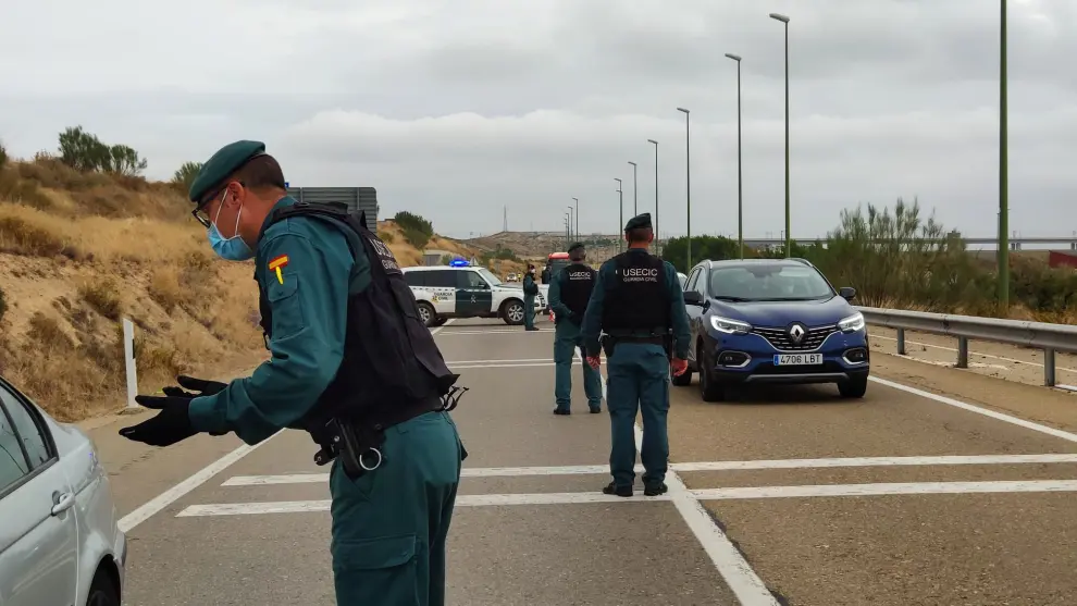 Controles de la Guardia Civil a la entrada y salida de Zaragoza.
