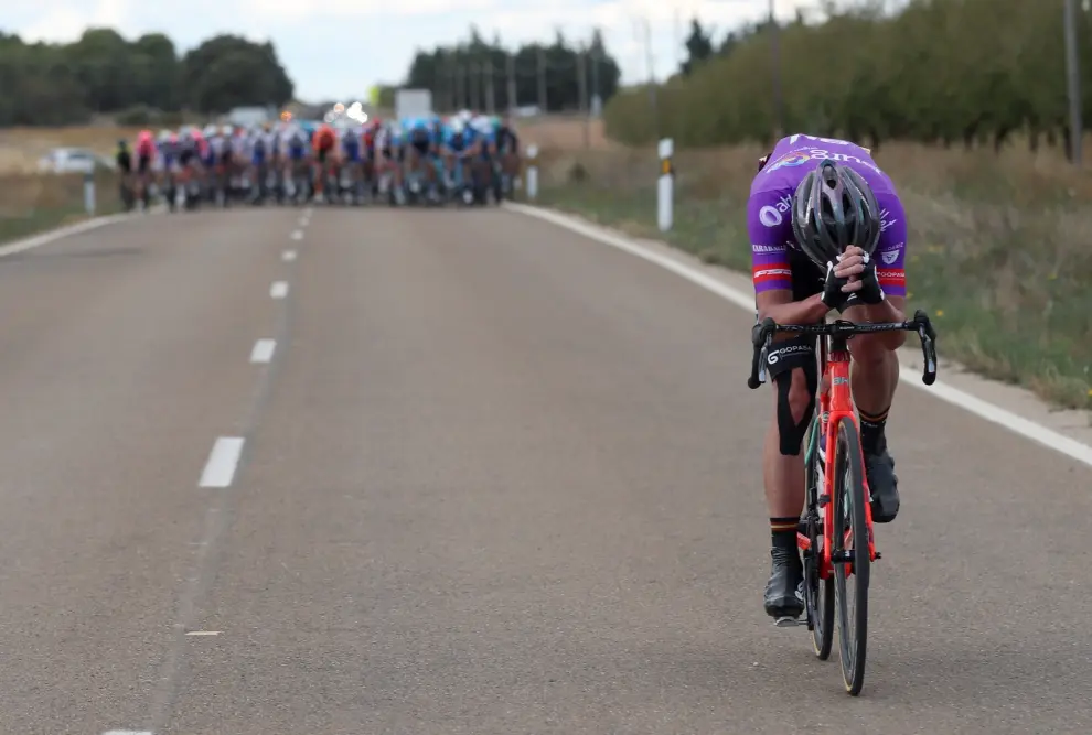 El ciclista sudafricano del Burgos BH Willie Smith (d) en los últimos kilómetros durante la cuarta etapa de la Vuelta Ciclista a España, entre Garray y Ejea de los Caballeros