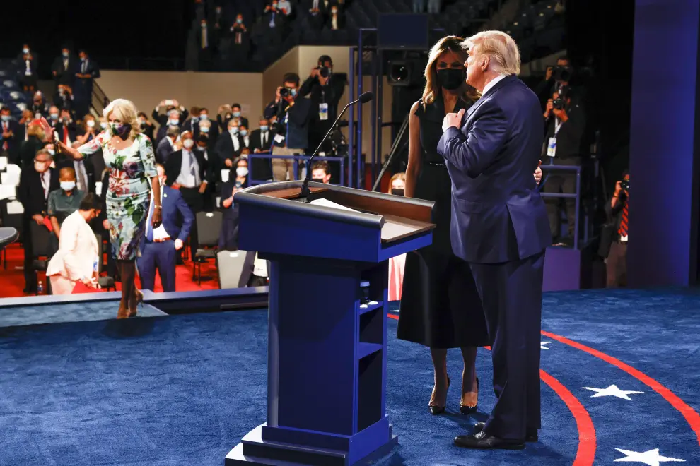 Nashville (United States), 22/10/2020.- Democratic presidential candidate Joe Biden (R) is greeted by his wife, Dr. Jill Biden (L) after the final presidential debate at Belmont University in Nashville, Tennessee, USA, 22 October 2020. This was the last debate between the US President Donald Trump and Democratic presidential nominee Joe Biden before the upcoming presidential election on 03 November. (Elecciones, Estados Unidos) EFE/EPA/JIM BOURG / POOL The final 2020 United States presidential debate