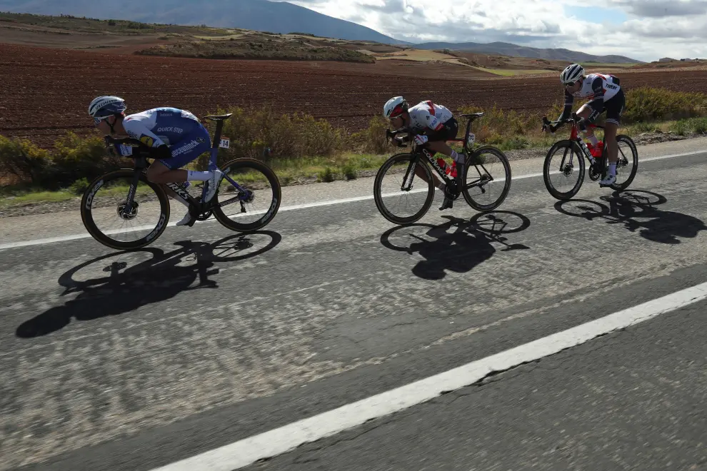 Varios ciclistas durante la cuarta etapa de la Vuelta que se disputa hoy entre Garray Numancia y Ejea de los Caballeros