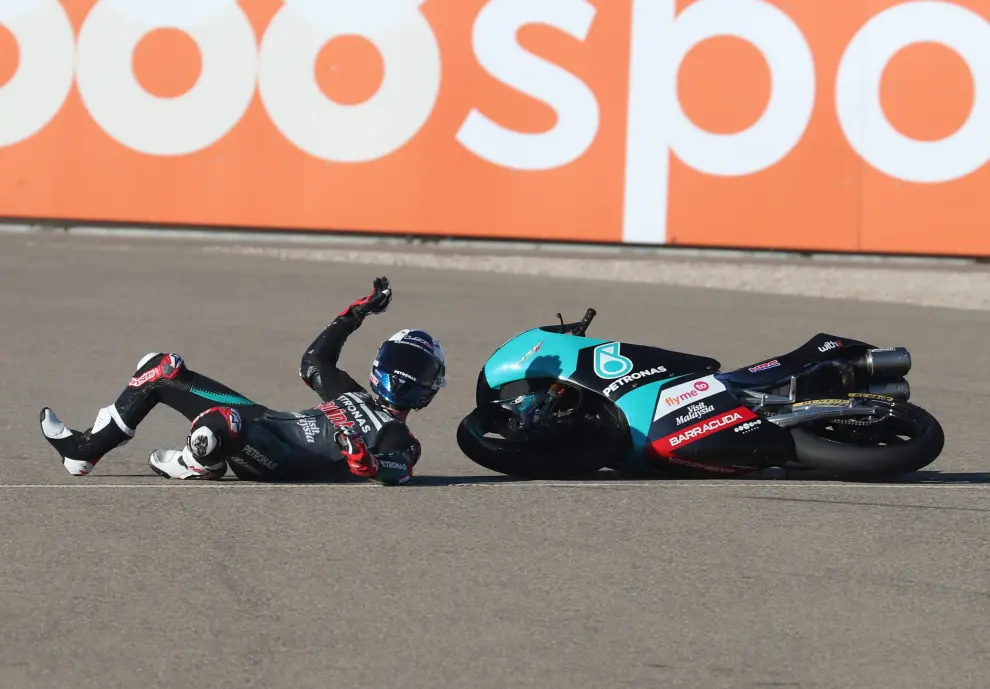 Caída al suelo de John McPhee de Moto3.