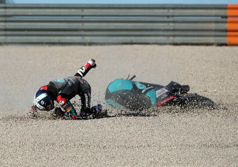Caída al suelo de John McPhee de Moto3.
