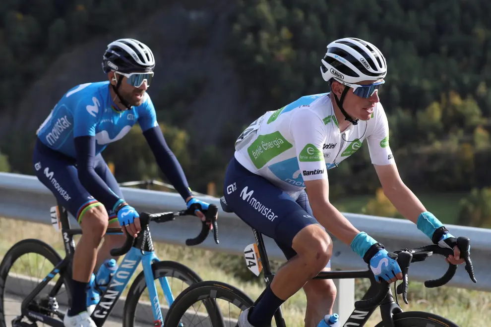 os ciclistas del Movistar Enric Mas (d) y Alejandro Valverde durante la quinta etapa de la Vuelta Ciclista a España disputada entre Huesca y Sabiñánigo