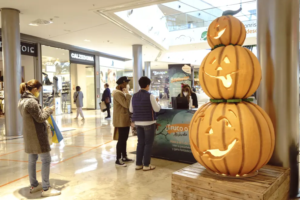 El centro comercial está decorado al más puro estilo Halloween.