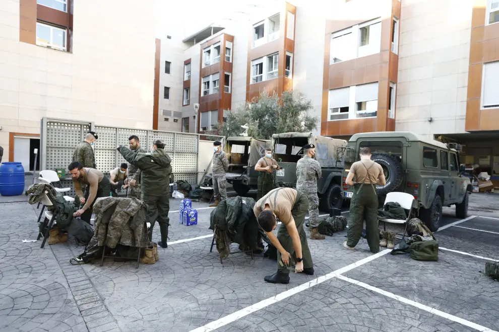 Así se prepara la Brigada Aragón del Ejército para proceder a la desinfección de una residencia afectada por casos de covid-19.