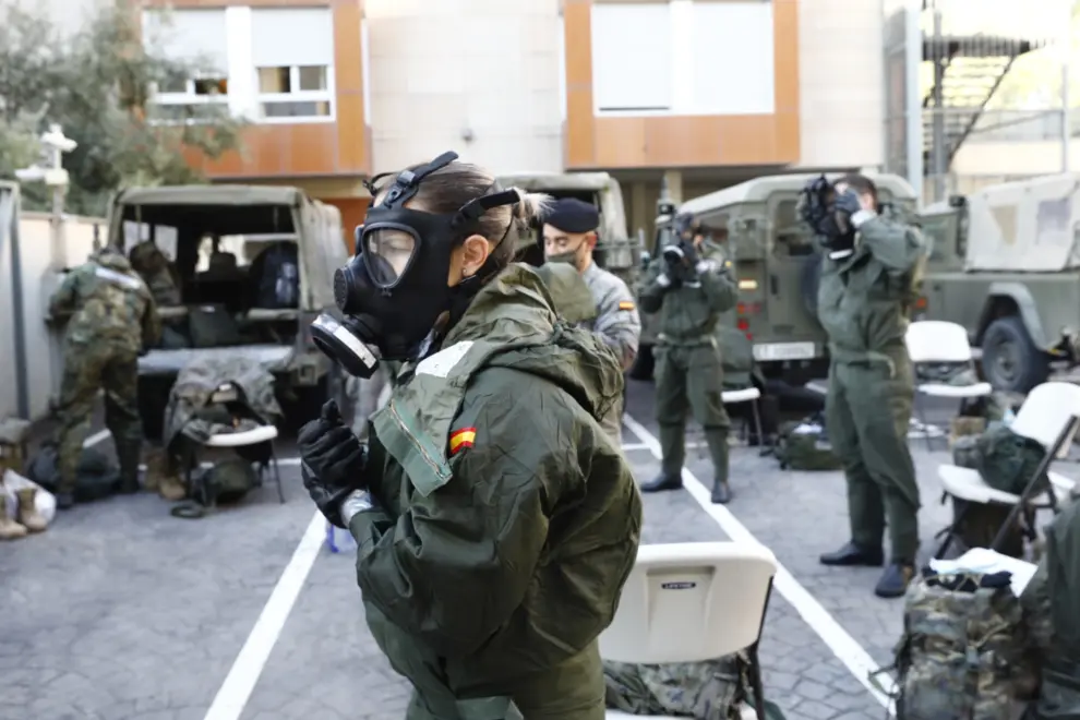 Así se prepara la Brigada Aragón del Ejército para proceder a la desinfección de una residencia afectada por casos de covid-19.