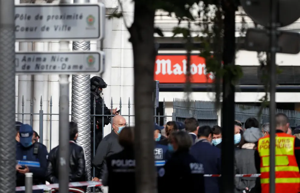 29 October 2020, France, Nice: French forensics officers arrive at the scene of a knife attack in Nice. At least one person has been killed and several others injured in a knife attack at a church, a French police source told dpa on Thursday. Photo: Valery Hache/AFP/dpa29/10/2020 ONLY FOR USE IN SPAIN [[[EP]]] 29 October 2020, France, Nice: French forensics officers arrive at the scene of a knife attack in Nice. At least one person has been killed and several others injured in a knife attack at a church, a French police source told dpa on Thursday. Photo: Valer