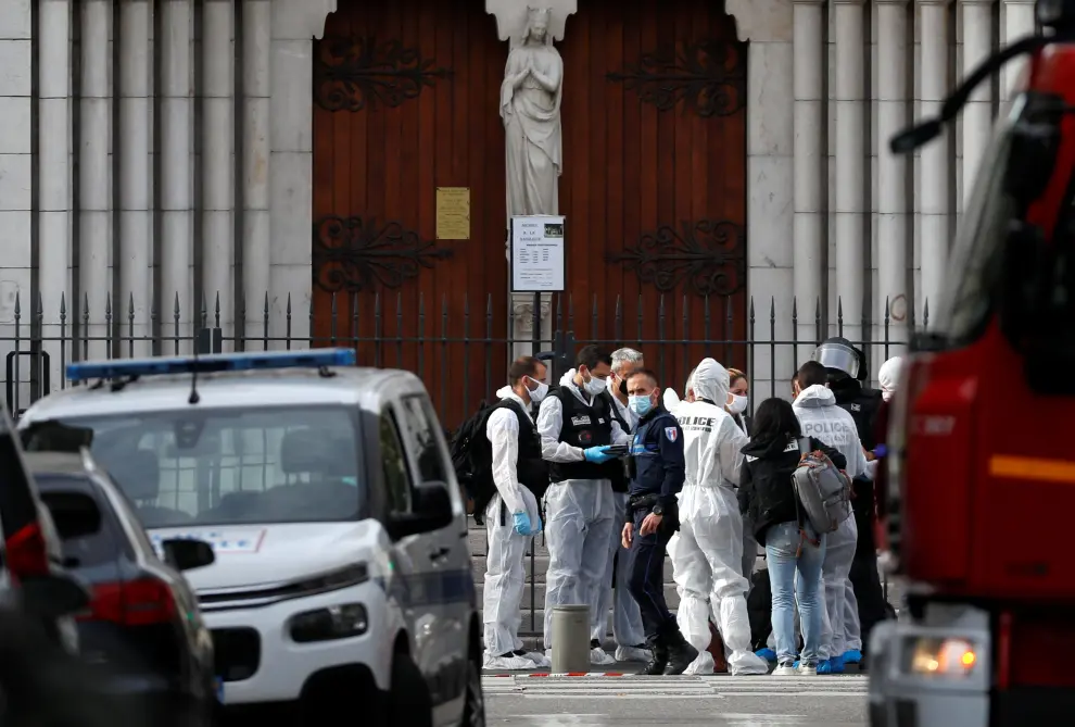 Security forces guard the area after a reported knife attack at Notre Dame church in Nice, France, October 29, 2020. REUTERS/Eric Gaillard [[[REUTERS VOCENTO]]] FRANCE-SECURITY/NICE