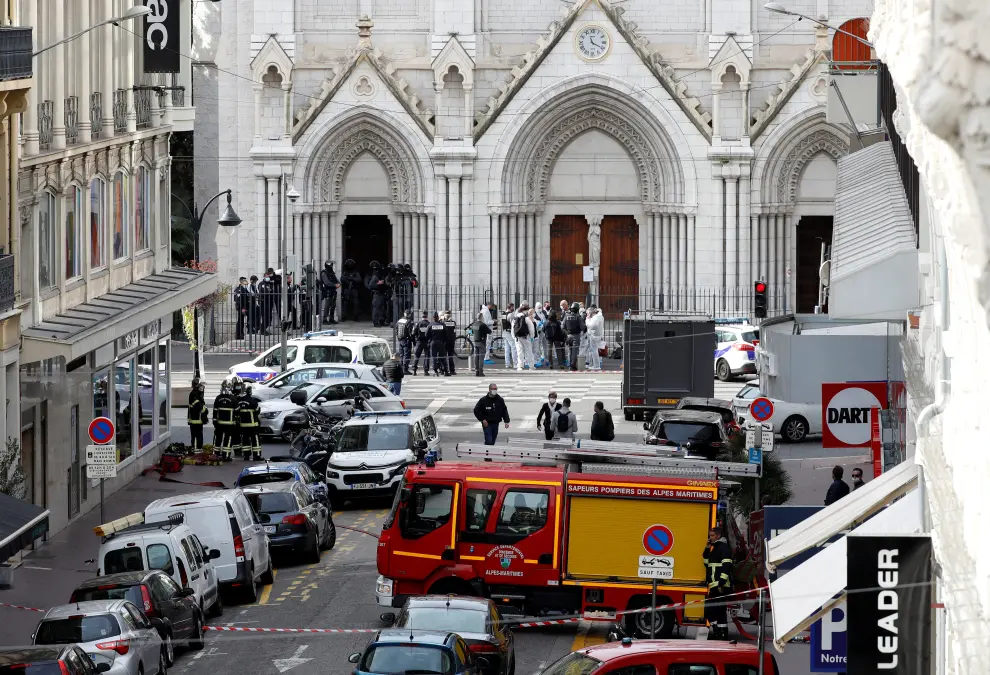 Forensic specialists inspect the area after a reported knife attack at Notre Dame church in Nice, France, October 29, 2020. REUTERS/Eric Gaillard [[[REUTERS VOCENTO]]] FRANCE-SECURITY/NICE