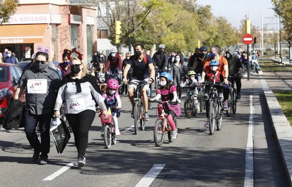 Protesta en bici de las familias del Soledad Puértolas.