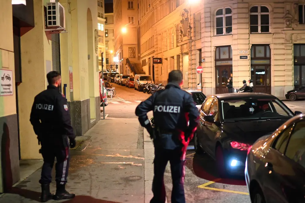 Vienna (Austria), 01/11/2020.- Austrian police women patrols after a shooting near the 'Stadttempel' synagogue in Vienna, Austria, 02 November 2020. According to recent reports, at least one person is reported to have died and 3 are injured in what officials are treating as a terror attack. (Atentado, Viena) EFE/EPA/CHRISTIAN BRUNA Vienna terror attack