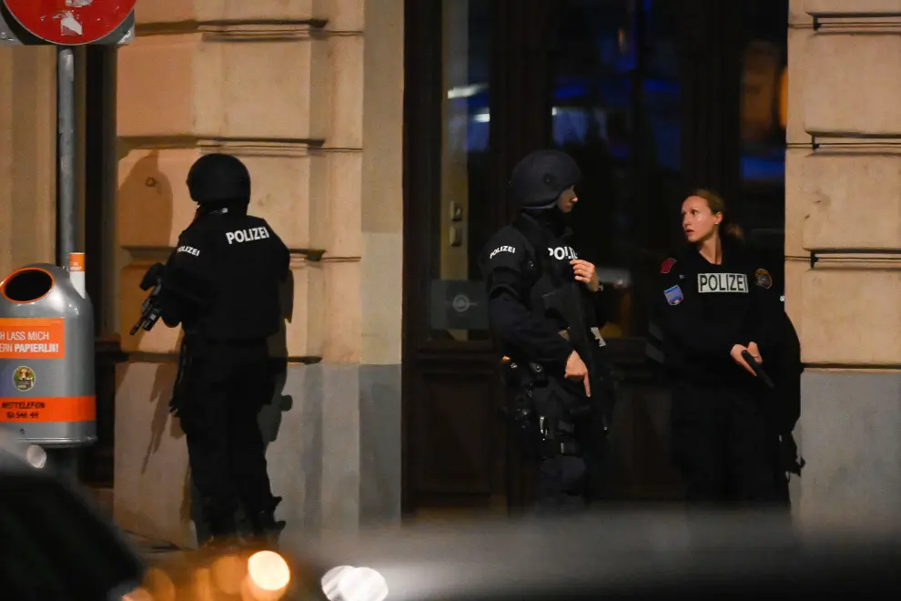 Vienna (Austria), 01/11/2020.- Austrian police patrol after a shooting near the 'Stadttempel' synagogue in Vienna, Austria, 02 November 2020. According to recent reports, at least one person is reported to have died and 3 are injured in what officials are treating as a terror attack. (Atentado, Viena) EFE/EPA/CHRISTIAN BRUNA Vienna terror attack