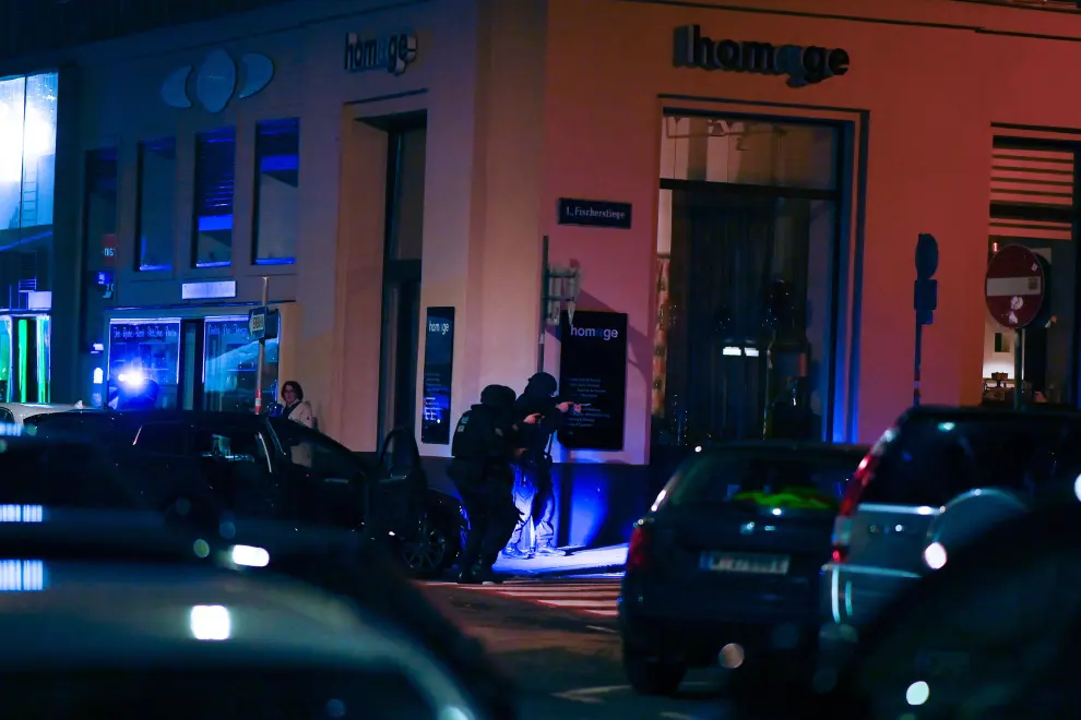 Vienna (Austria), 01/11/2020.- Austrian police arrives at the scene after a shooting near the 'Stadttempel' synagogue in Vienna, Austria, 02 November 2020. According to recent reports, at least one person is reported to have died and 3 are injured in what officials are treating as a terror attack. (Atentado, Viena) EFE/EPA/CHRISTIAN BRUNA Vienna terror attack