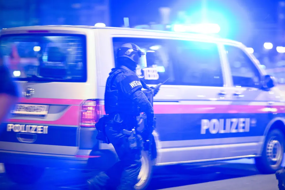 Vienna (Austria), 01/11/2020.- Austrian police arrive at the scene after a shooting near the Stadttempel' synagogue in Vienna, Austria, 02 November 2020. According to recent reports, at least one person is reported to have died and three are injured in what officials treat as a terror attack. (Atentado, Viena) EFE/EPA/CHRISTIAN BRUNA Vienna terror attack