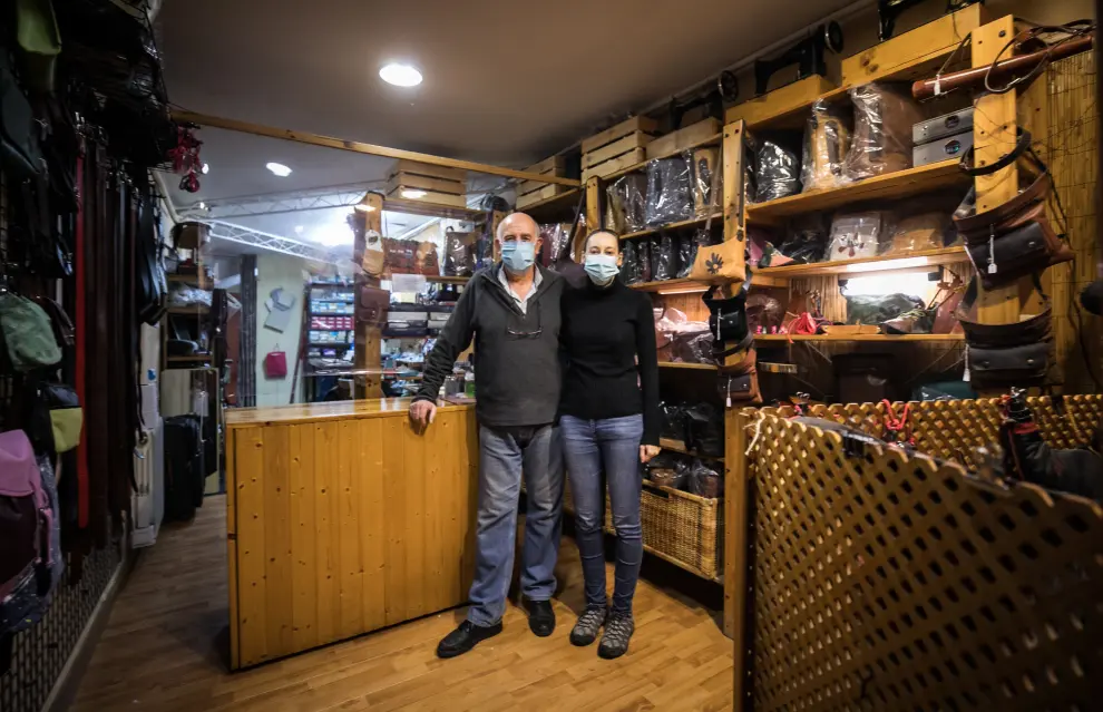 Carlos y Marimar Berdejo, en la tienda de productos de guarnicionería.